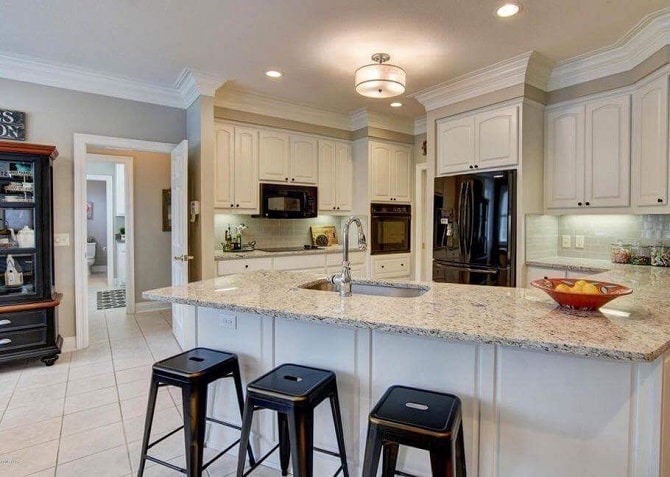 Complete Kitchen with Large Island with Soapstone